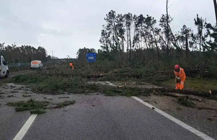 Derrocada de estrada provocada pelo mau tempo